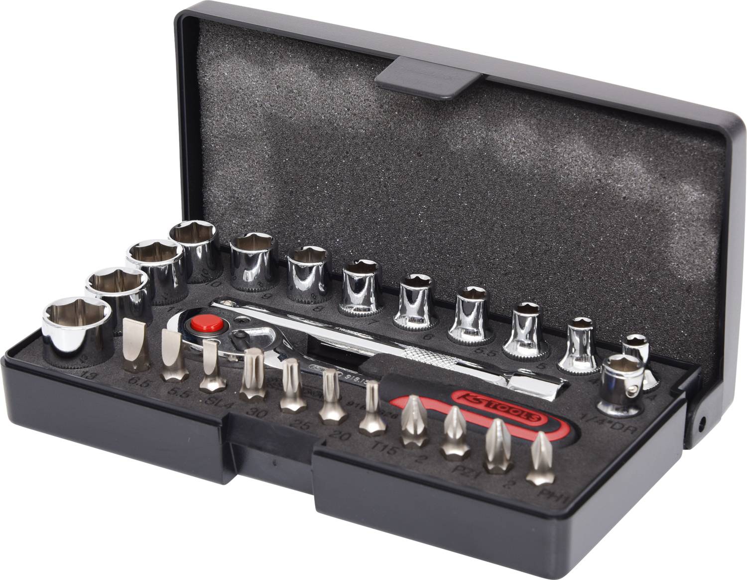 Ein Set von Schraubenschlüsseln und -bits in einem schwarzen Etui, einschließlich einer Ratsche und verschiedenen Aufsätzen für Werkzeuge.