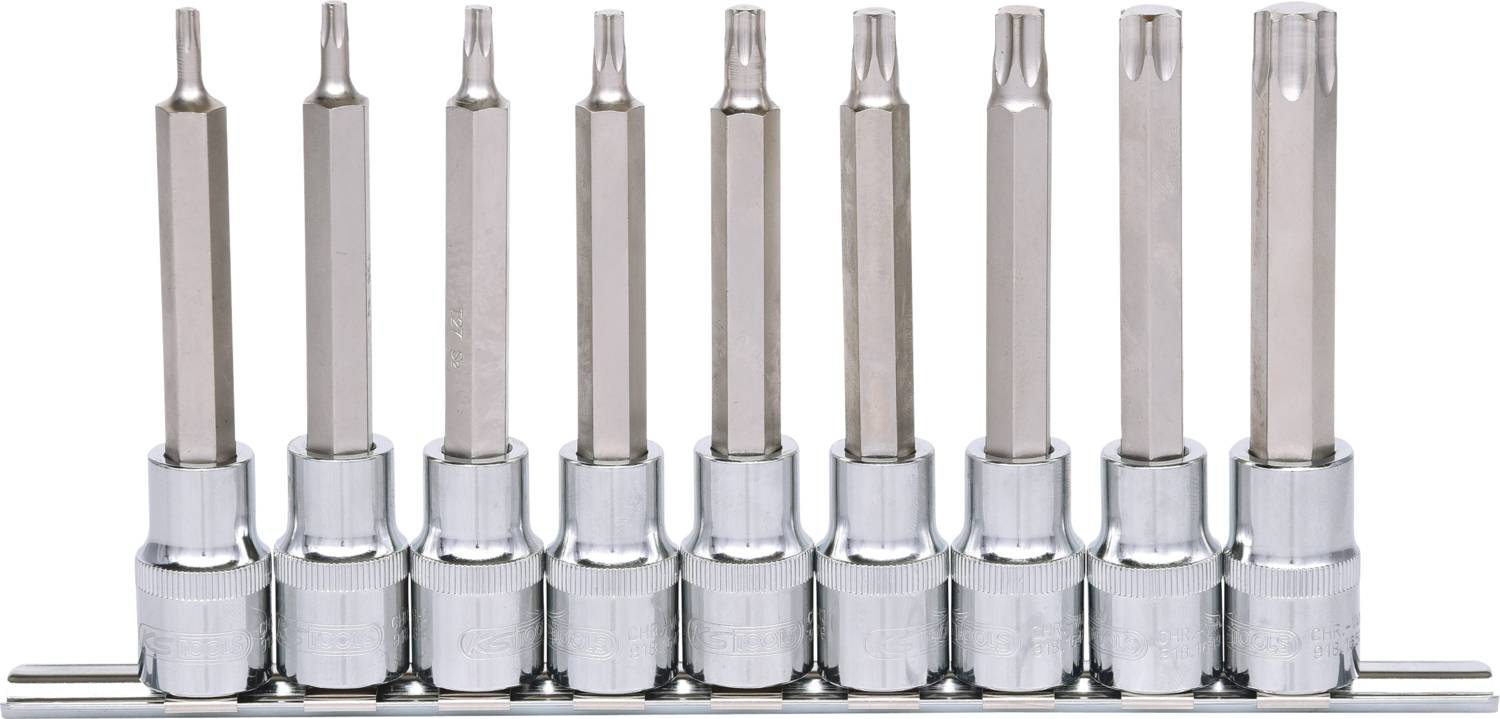 Ein Set von neun silbernen Schraubendreher-Bits in unterschiedlichen Größen, sauber in einer Reihe angeordnet auf einer Metallleiste.