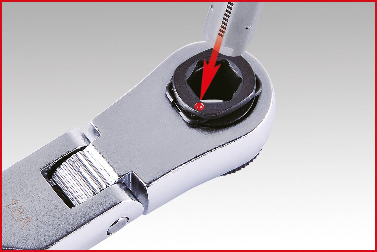 Ein verstellbarer Schraubenschlüssel mit einem Pfeil, der auf das Drehgelenk zeigt, um den Mechanismus zur Größenverstellung zu erklären.