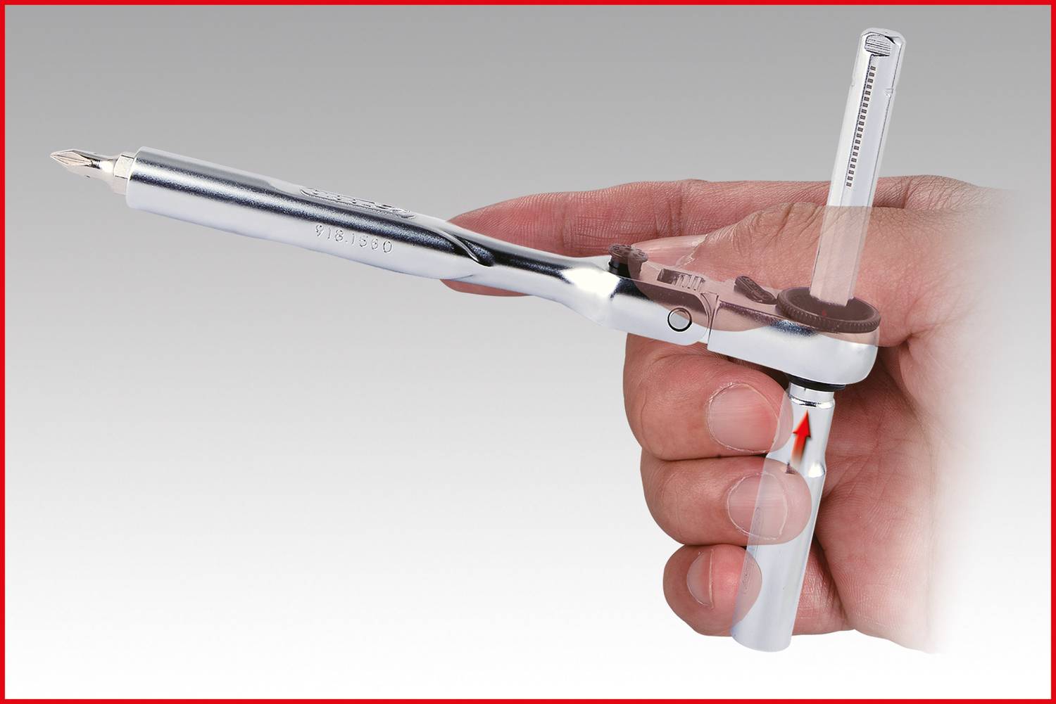 Eine Hand hält ein silbernes, zylinderförmiges medizinisches Instrument, das wie eine Spritze aussieht.