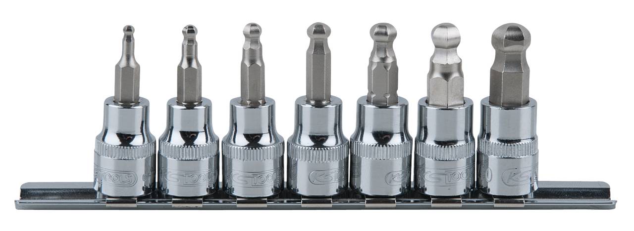 Sieben Stecknüsse in verschiedenen Formen und Größen sind auf einer Metallleiste montiert. Sie scheinen aus glänzendem Metall gefertigt zu sein.