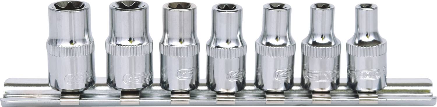 Stecknuss-Set aus Chrom auf einer Halterung, bestehend aus sieben verschiedenen Größen. Gezielt für mechanische Anwendungen.