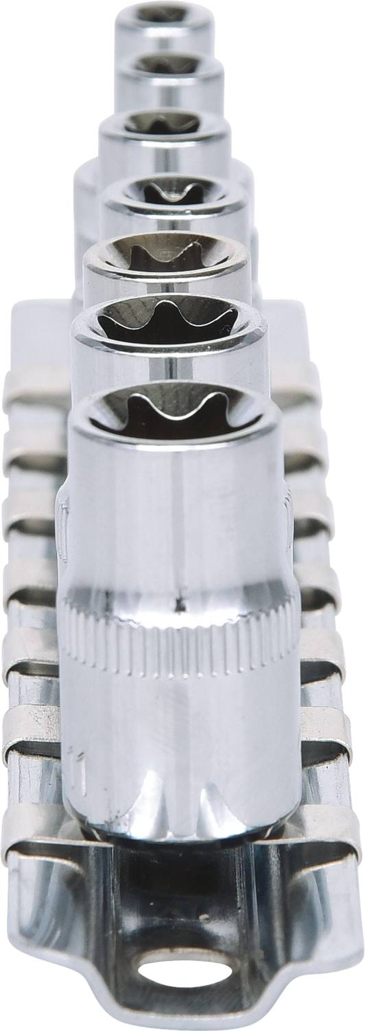 Reihe von Stecknüssen in verschiedenen Größen auf einer Halterung, aus glänzendem Metall, zur Verwendung mit einem Werkzeug.