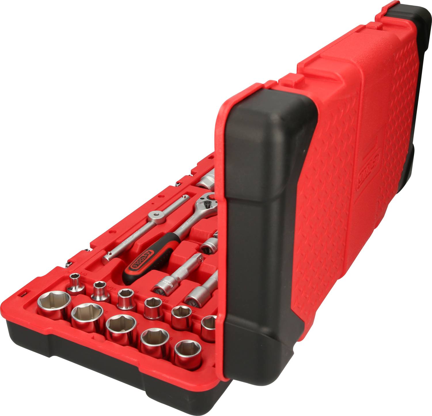 Ein offener roter Werkzeugkoffer mit verschiedenen Steckschlüsseln, Ratschen und Verlängerungen. Ideal für mechanische Reparaturen.