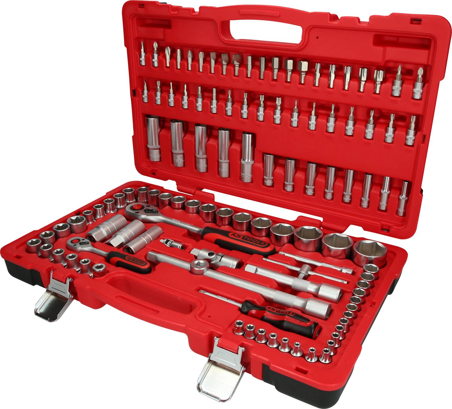 Ein offener roter Werkzeugkoffer mit diversen Steckschlüsseln, Bits und Ratschen. Ideal für Reparatur- und Montagearbeiten.