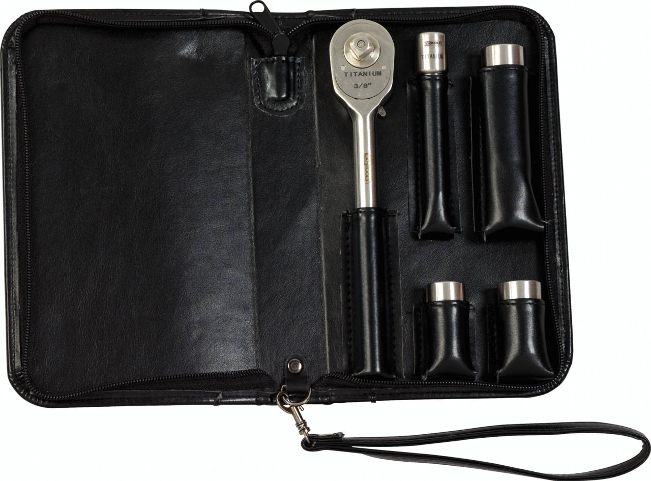 Schwarzes Etui mit einem Drehmomentschlüssel und verschiedenen Aufsätzen. Enthält halbkugelförmige und zylindrische Gegenstände.