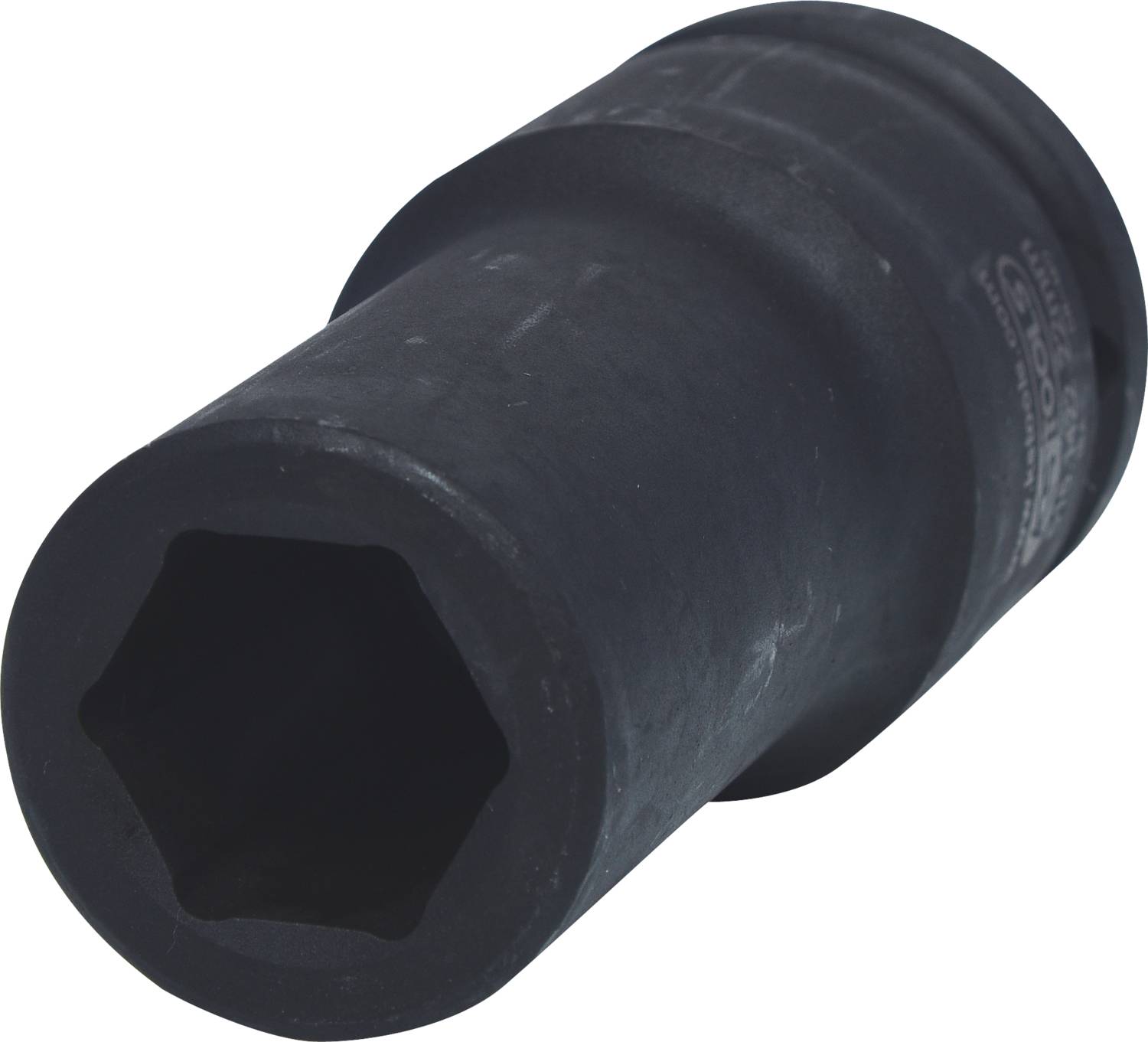 Schwarze Sechskant-Stecknuss, vermutlich aus Metall, mit einer Öffnung zum Befestigen an einem Werkzeug, leicht abgeschrägte Ansicht.