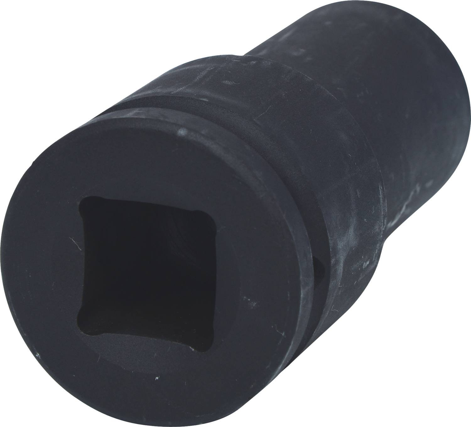 Ein schwarzer Schraubenschlüsselaufsatz mit quadratischer Öffnung auf weißem Hintergrund.