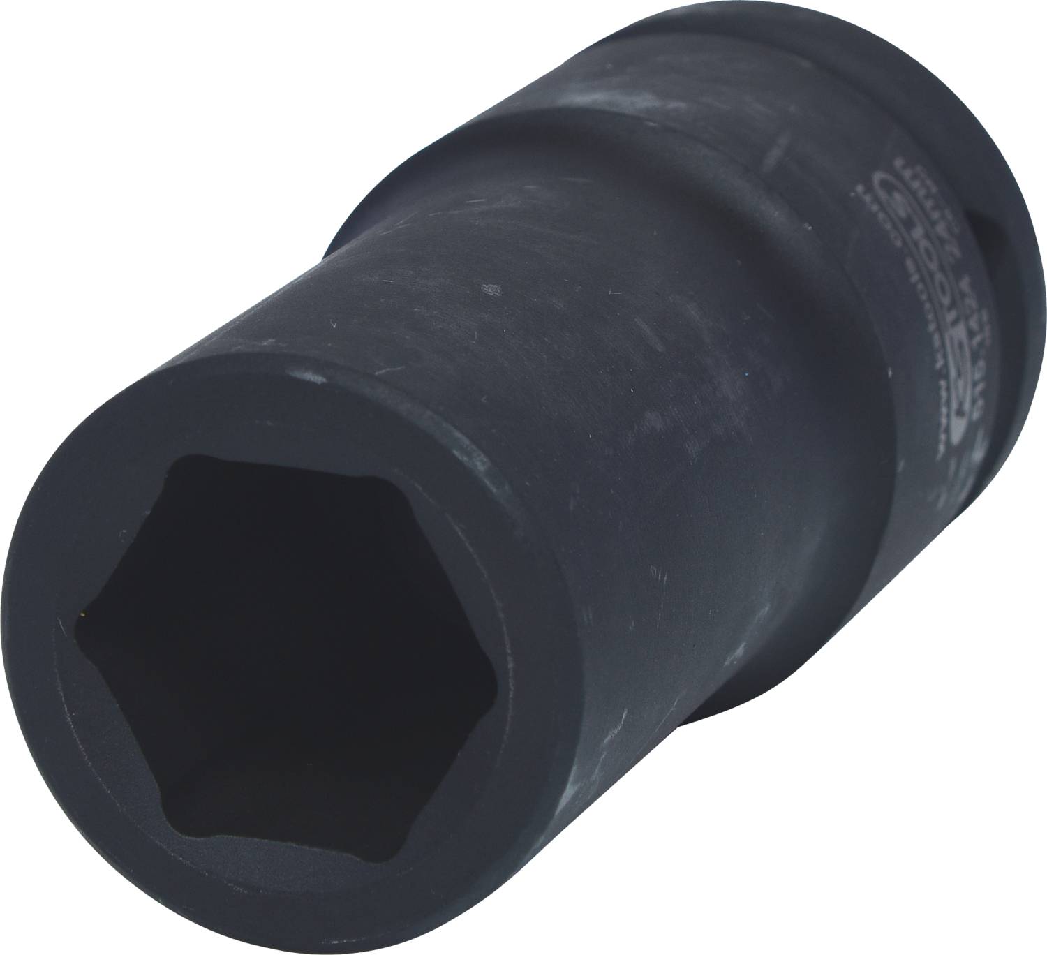Ein schwarzer Steckschlüssel in Zylinderform liegt schräg. Das Werkzeug wird oft zum Lösen oder Anziehen von Muttern verwendet.