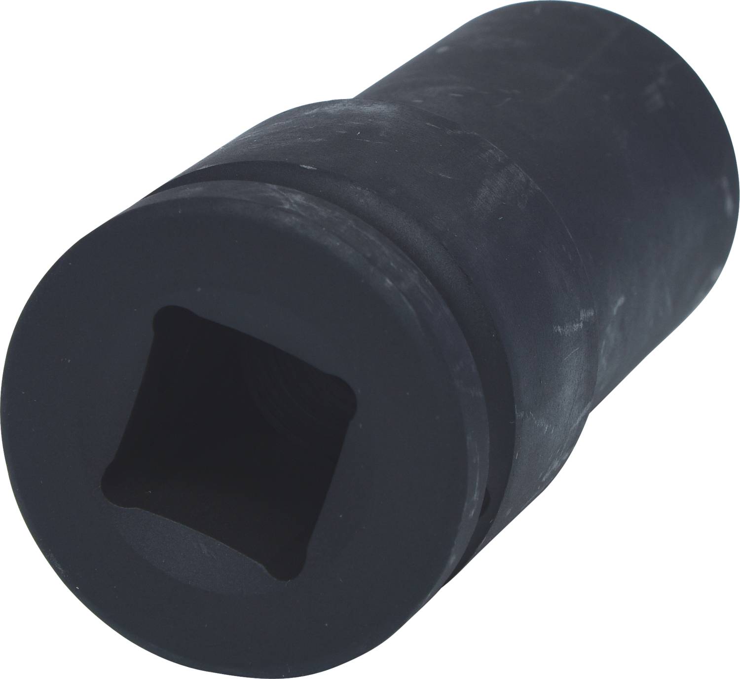 Ein schwarzer, zylindrischer Adapter mit quadratischem Innendurchmesser, möglicherweise für mechanische oder werkzeugbezogene Anwendungen.