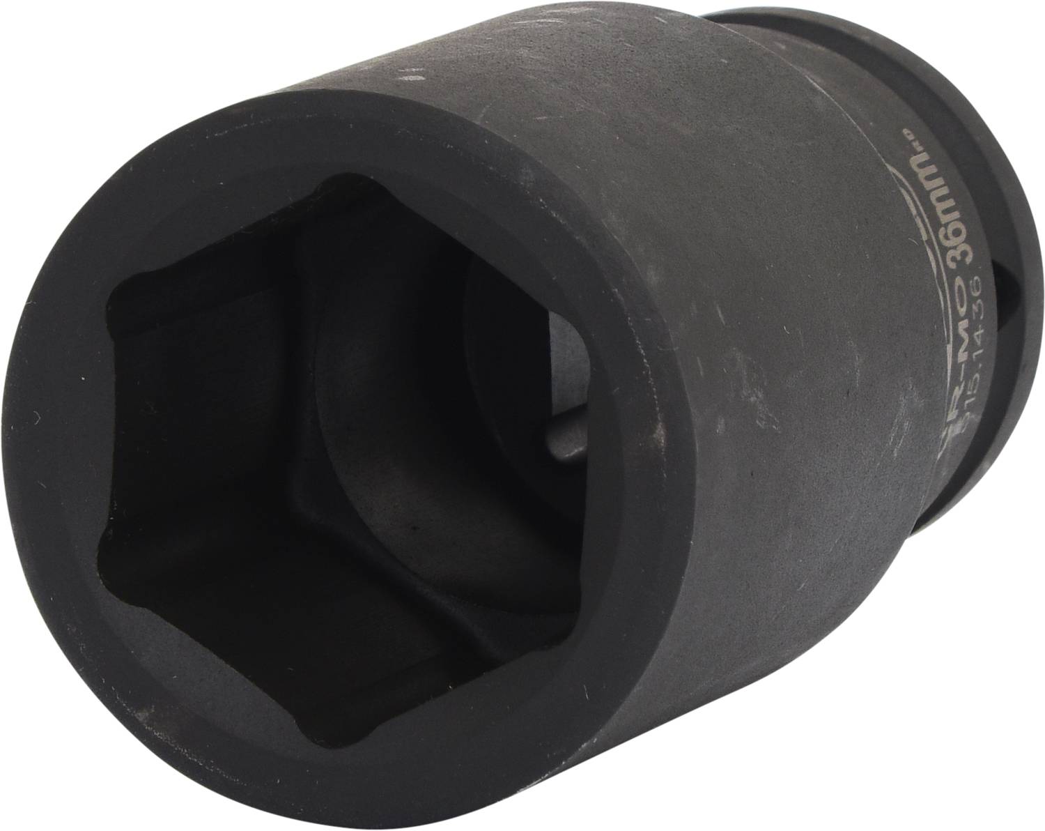 Ein schwarzer Steckschlüsselaufsatz aus Metall mit quadratischer Öffnung, geeignet für große Muttern oder Schrauben mit 36 mm Größe.