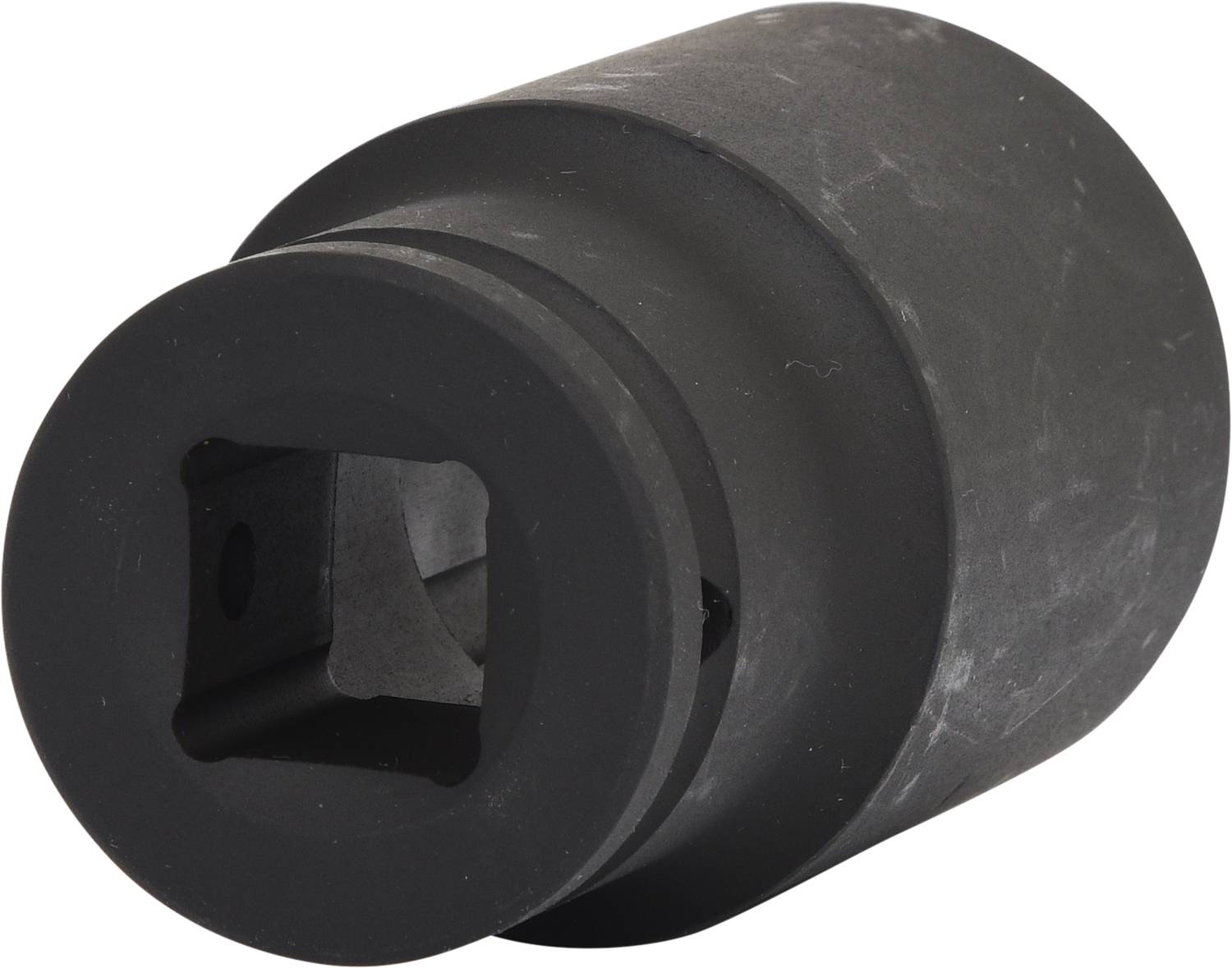 Schwarz beschichtete Stecknuss, zylinderförmig, mit quadratischer Öffnung. Verwendet für Schraubverbindungen in Werkstätten.