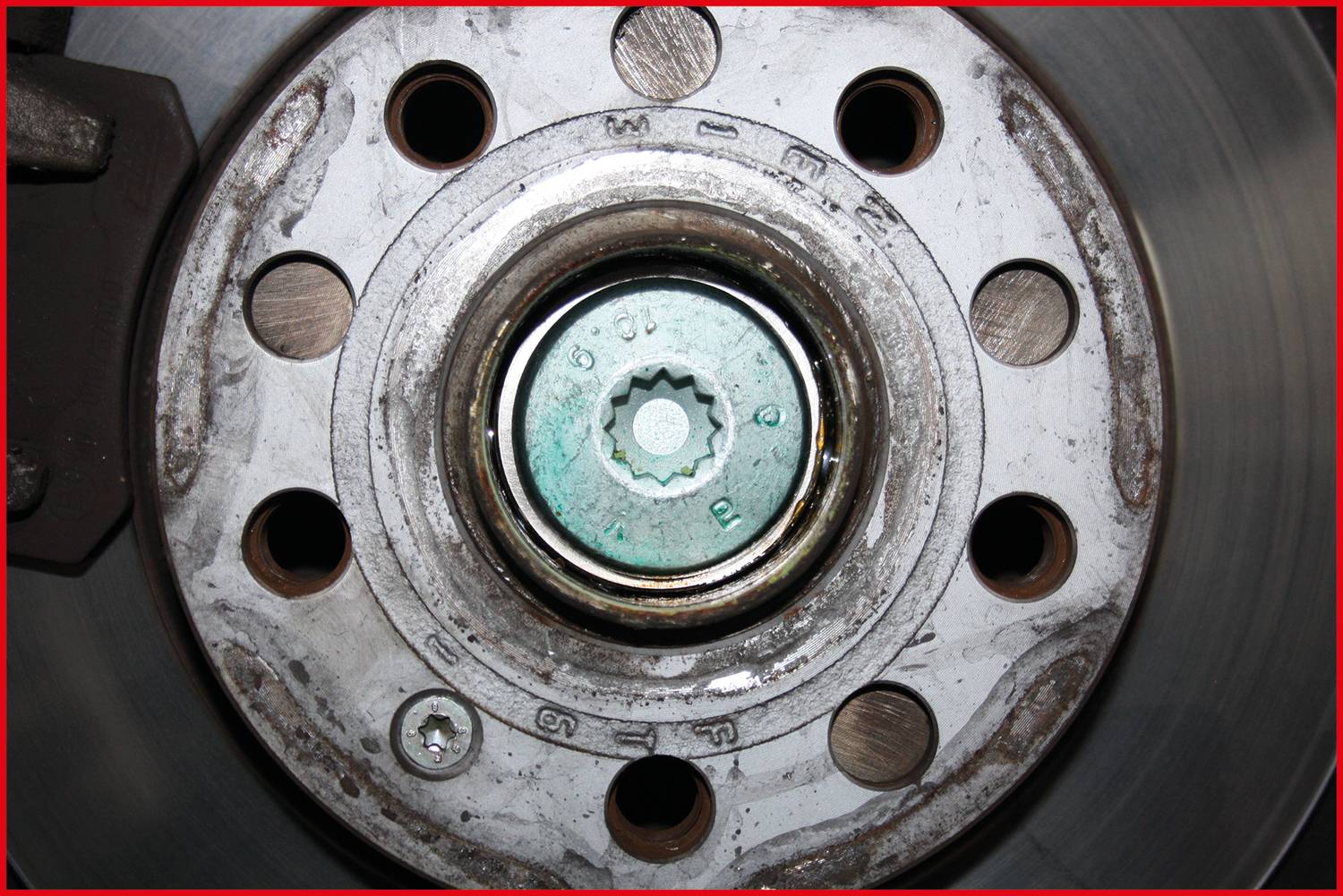 Nahaufnahme einer Autobremsanlage, die einen Bremssattel und die Bremsscheibe zeigt. Die komplexe Struktur hebt mechanische Details hervor.