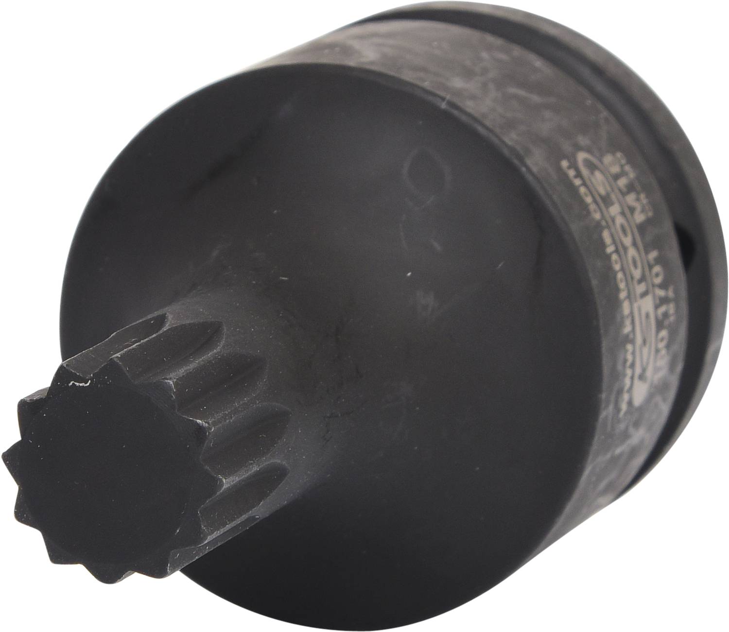Ein schwarzes, zylinderförmiges Metallwerkzeug mit sternförmiger Öffnung, möglicherweise ein Aufsatz oder Adapter für Maschinen.