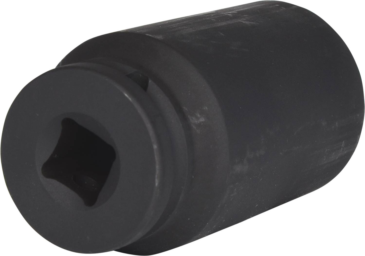 Schwarze Stecknuss mit quadratischer Öffnung, seitlich liegend. Ideal für mechanische Arbeiten oder Reparaturen.