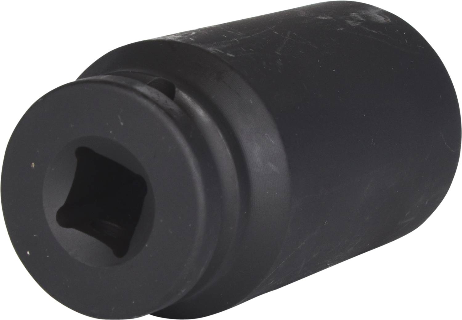 Eine schwarze Stecknuss mit quadratischer Öffnung für Schraubenschlüssel. Verwendet zum Anziehen oder Lösen von Schrauben.