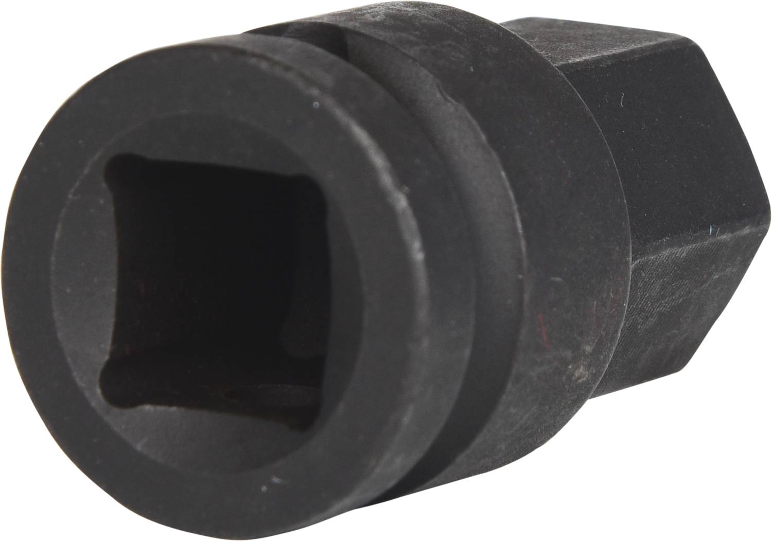 Schwarzer Werkzeugadapter mit quadratischem Loch in der Mitte, verwendet zur Anpassung von Werkzeugaufsätzen an verschiedene Maschinen.