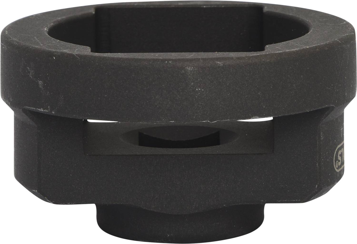 Schwarzer Metalladapter mit rundem Gehäuse und zentraler Öffnung, wahrscheinlich zur Verbindung von technischen Bauteilen.