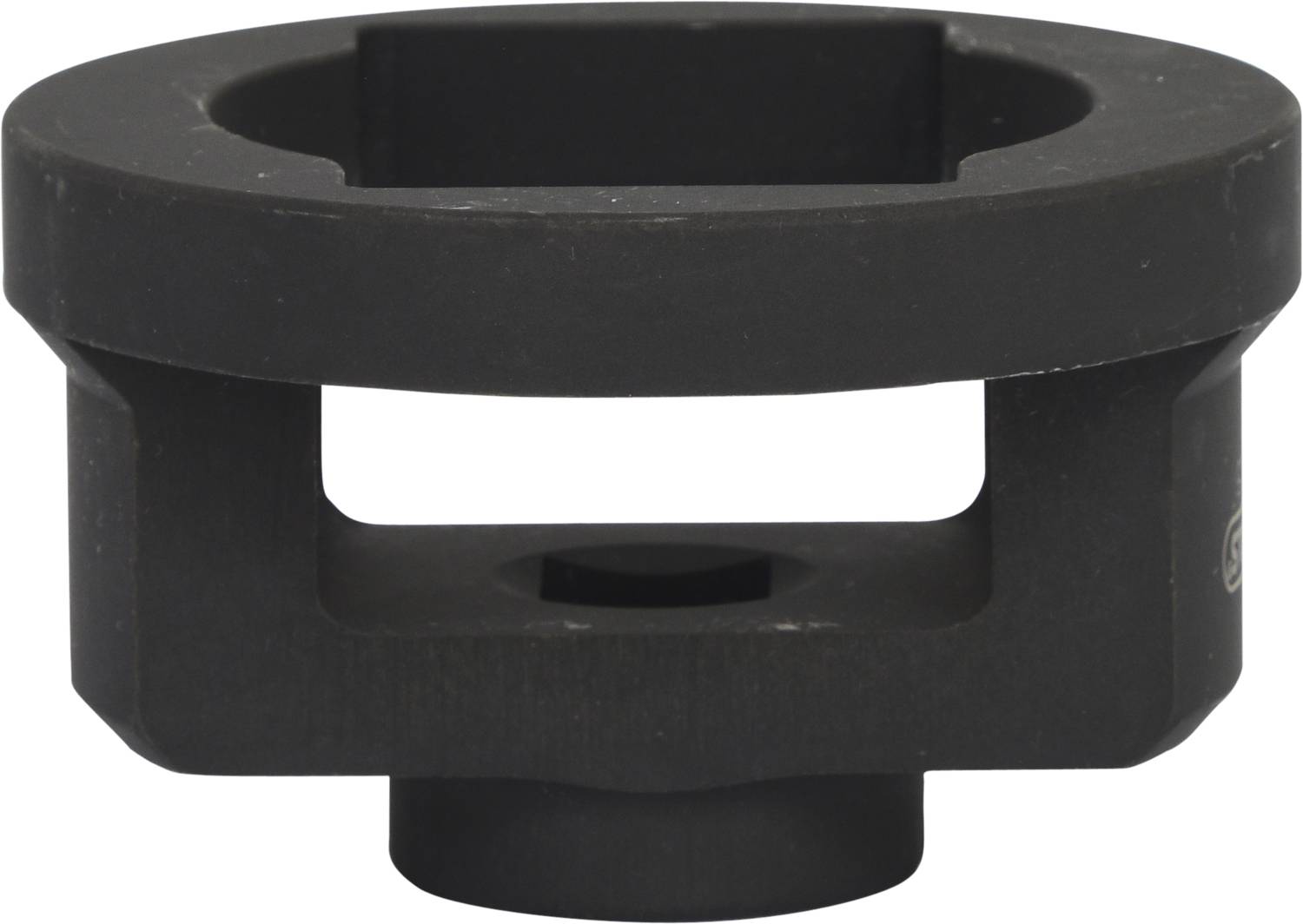 Ein schwarzes, zylindrisches Metallteil mit rechteckiger Öffnung, möglicherweise ein technisches oder mechanisches Bauteil.