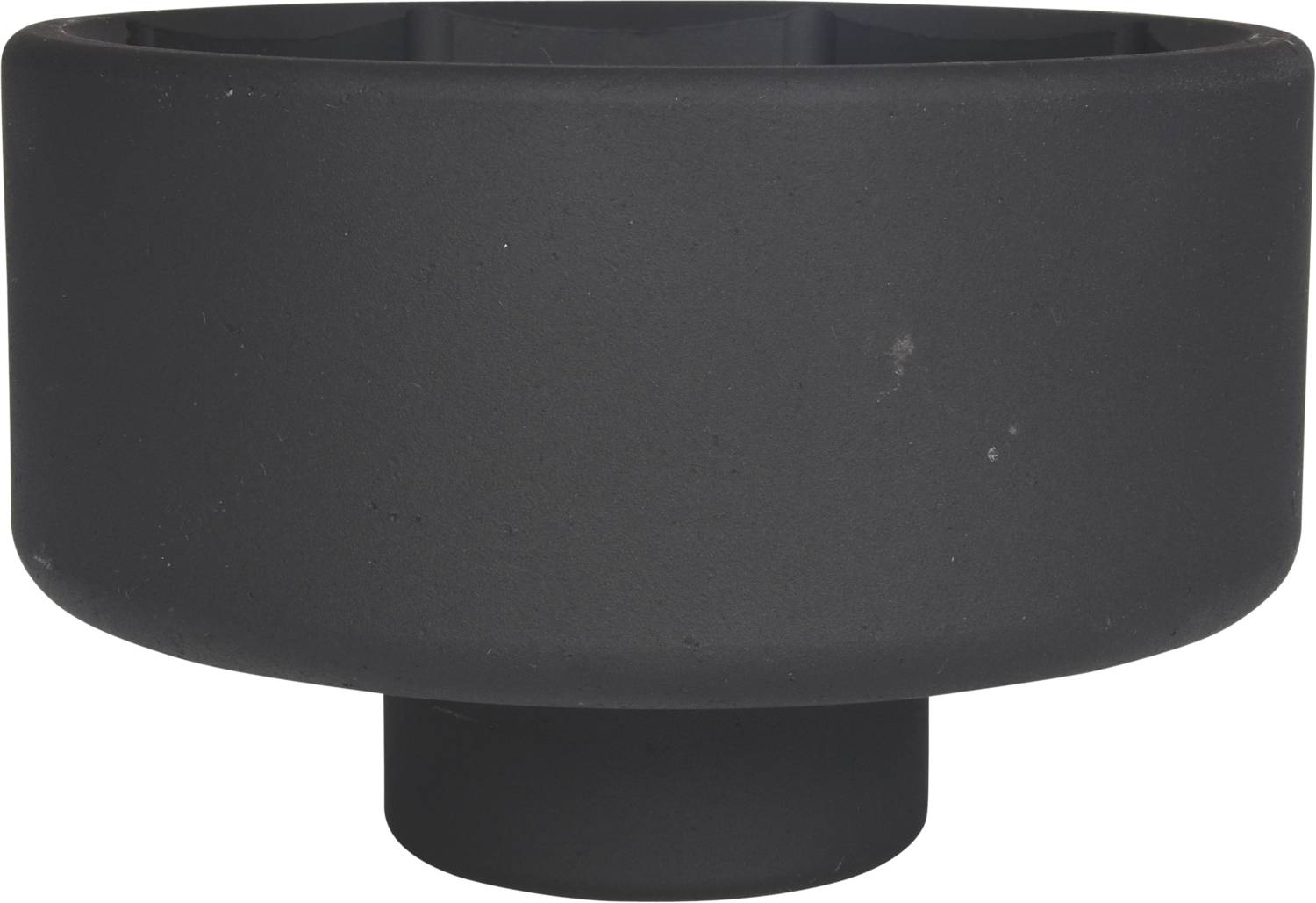 Eine schwarze, zylindrische Vase mit breitem Rand und schmalem Sockel, geeignet für moderne Innenräume.