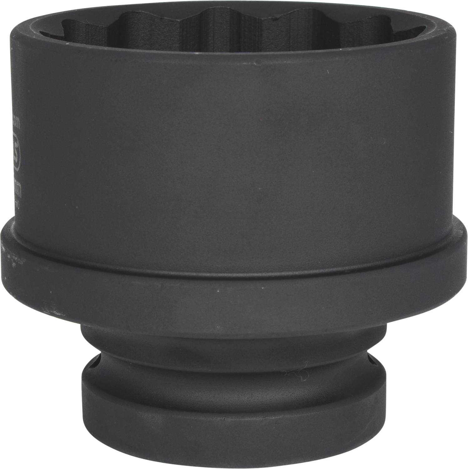 Eine schwarze Steckschlüssel-Nuss mit runder Form. Sie hat eine zylindrische Struktur mit einem gezackten Innenrand und wird für mechanische Arbeiten verwendet.