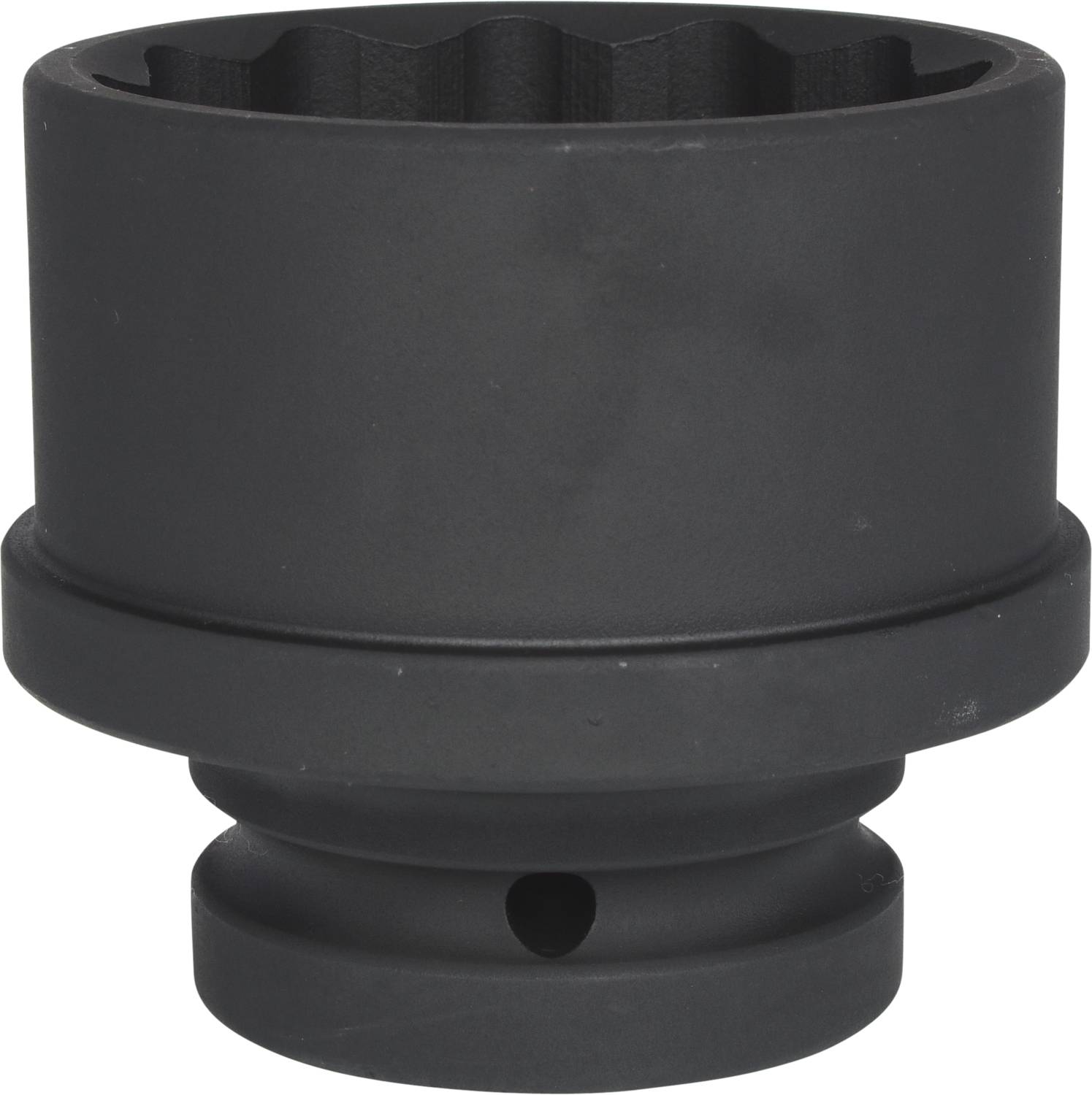Ein großer, schwarzer Steckschlüsselsatzaufsatz mit einer gerippten Innenfläche, geeignet für industrielle Anwendungen.