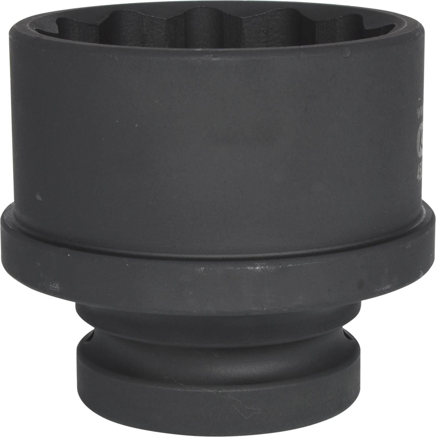 Schwarzer Steckschlüssel, eingesetzt zum Festziehen oder Lösen von Schrauben und Muttern in mechanischen Anwendungen.