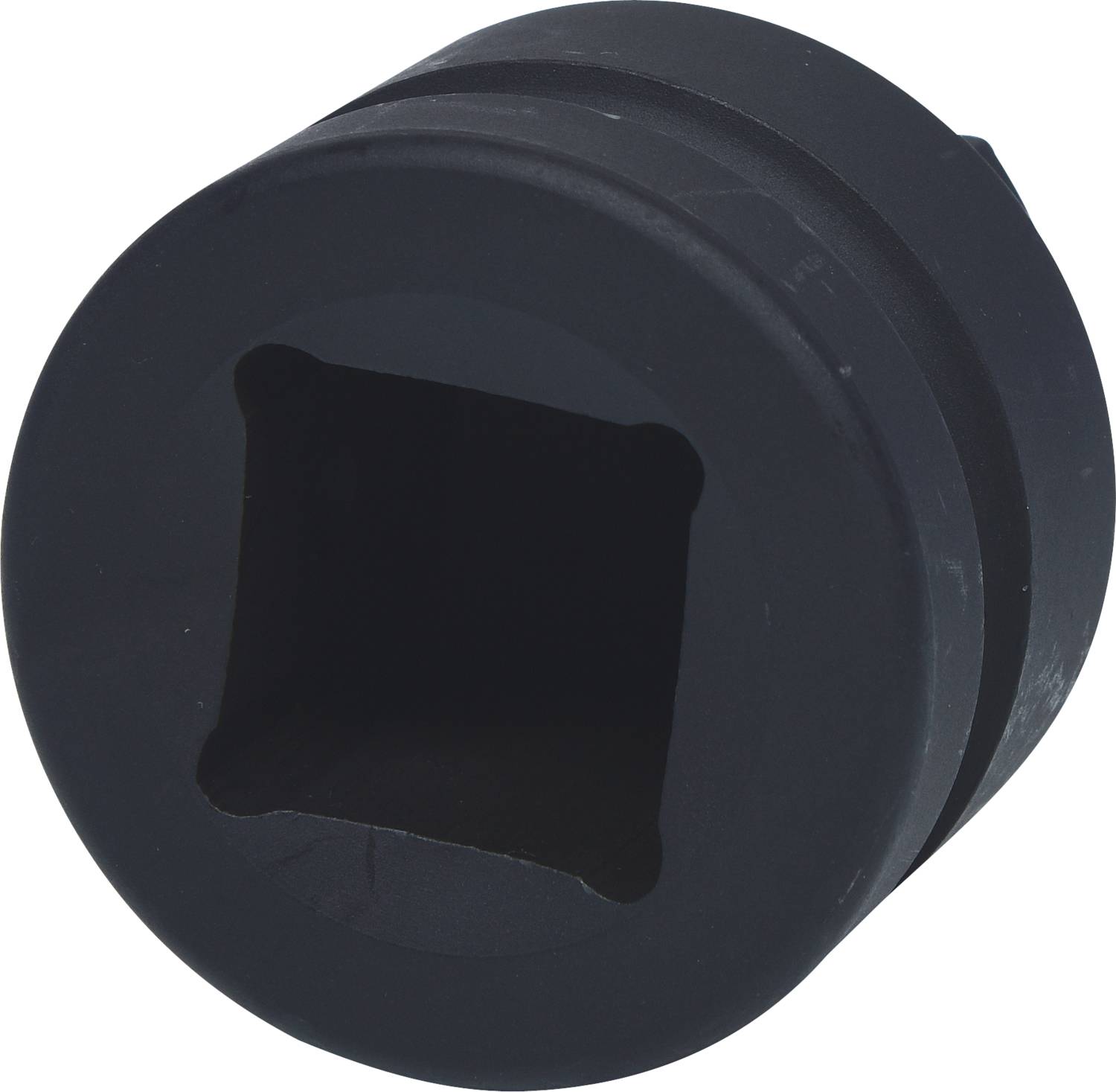 Schwarze, zylindrische Metallhülse mit quadratischer Aussparung in der Mitte.