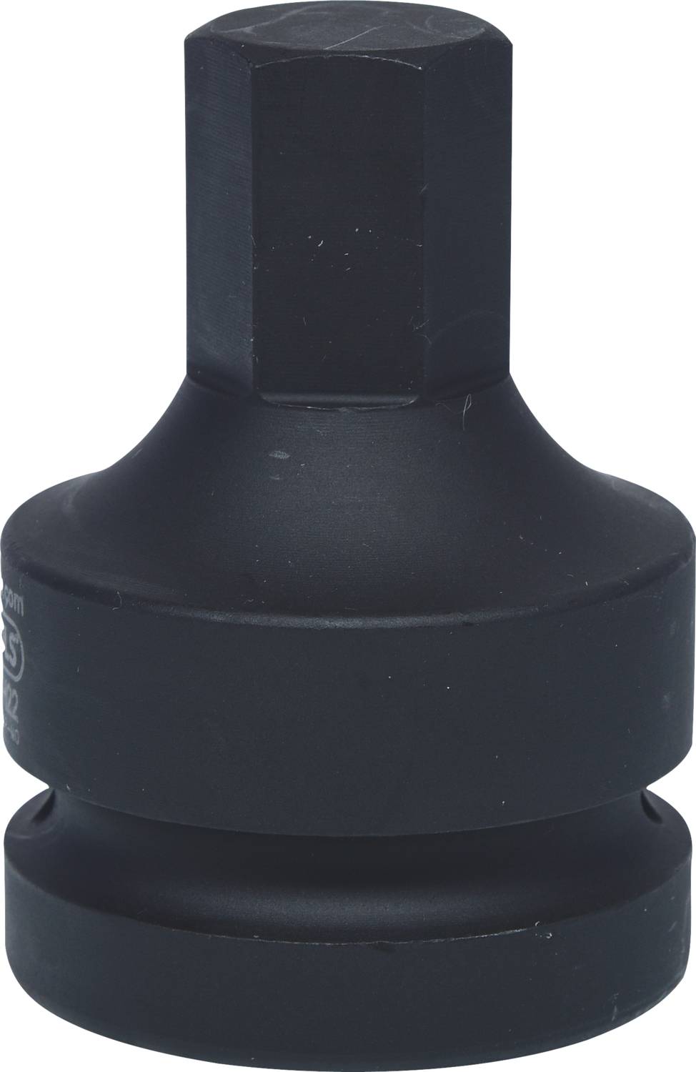 Ein schwarzer, massiver Adapter mit einem Vierkant- und Sechskantende, verwendet zum Befestigen von Werkzeugaufsätzen.
