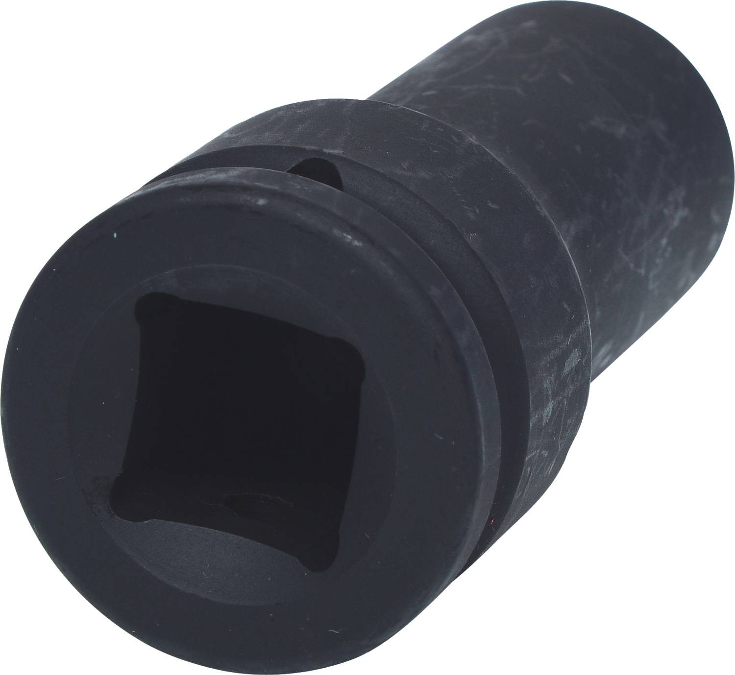 Eine schwarze Stecknuss mit einem quadratischen Innenbereich für mechanische Anwendungen.