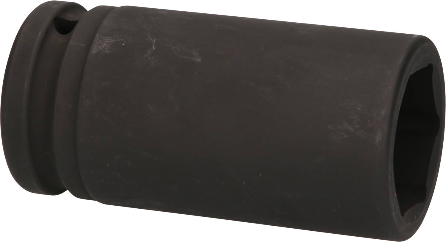 Ein schwarzer Steckschlüsselaufsatz aus robustem Material, zylindrisch mit sechseckiger Öffnung, verwendet für Fahrzeug- oder Maschinenreparaturen.