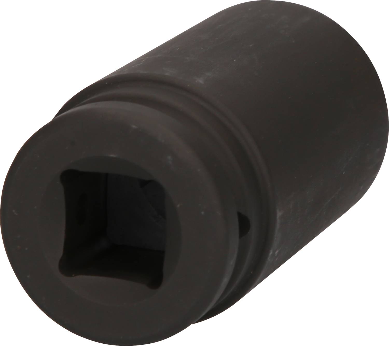Eine schwarze Stecknuss mit quadratischer Öffnung, zur Verwendung mit Drehmomentschlüsseln oder Ratschen, auf weißem Hintergrund.
