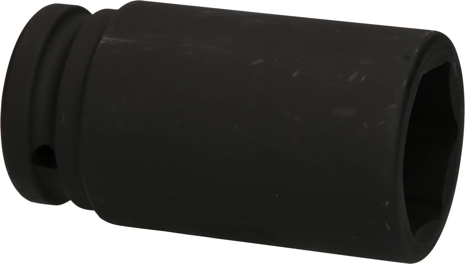Schwarze Sechskant-Stecknuss, zylindrisch mit glatter Oberfläche, geeignet für den Einsatz mit einem Schraubenschlüssel oder einer Ratsche.