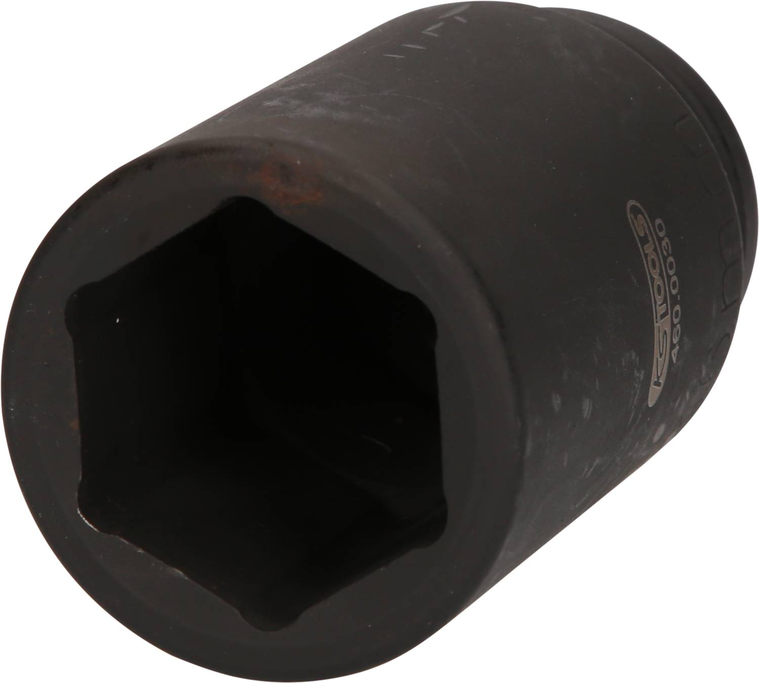 Schwarze Stecknuss mit sechseckiger Öffnung, schräg liegend. Werkzeug zur Verbindung mit einem Schraubenschlüssel oder Ratsche.