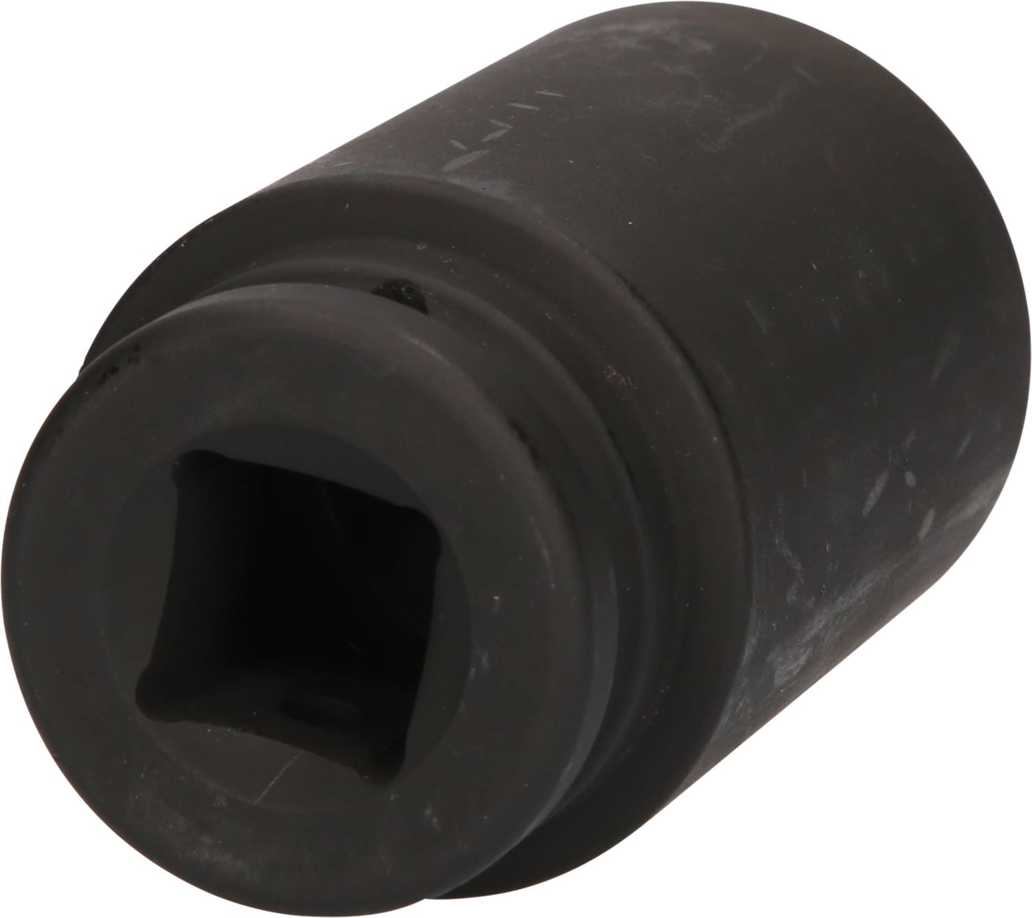 Ein schwarzer, zylinderförmiger Adapter mit quadratischer Öffnung, vermutlich ein Werkzeugaufsatz zur Verbindung von Komponenten.