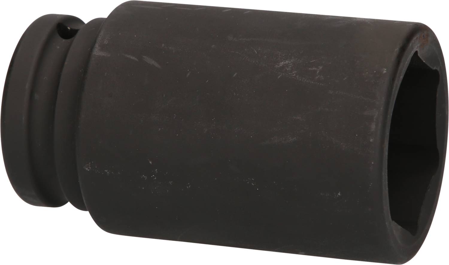 Schwarzer Steckschlüssel, zylindrisch mit sechskantiger Öffnung, geeignet für schwere Maschinenwartung. Ruhend auf weißem Hintergrund.