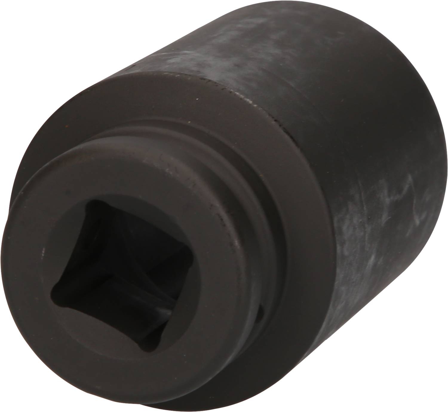 Ein schwarzes, zylindrisches Metallteil mit einem quadratischen Loch an einem Ende, möglicherweise ein Steckschlüsselaufsatz.