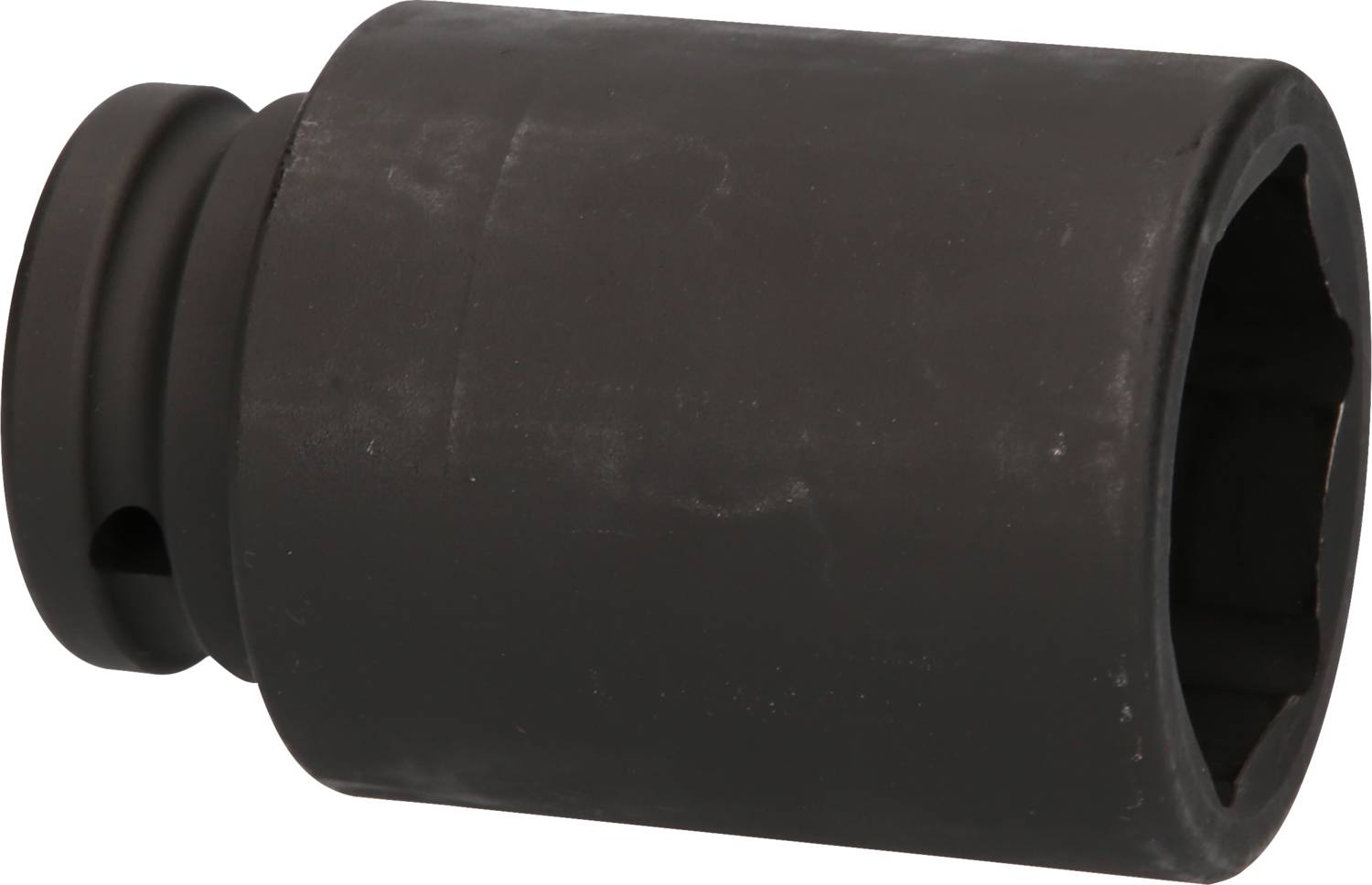 Eine schwarze Steckschlüsseleinsatz, zylindrisch geformt, auf weißem Hintergrund.
