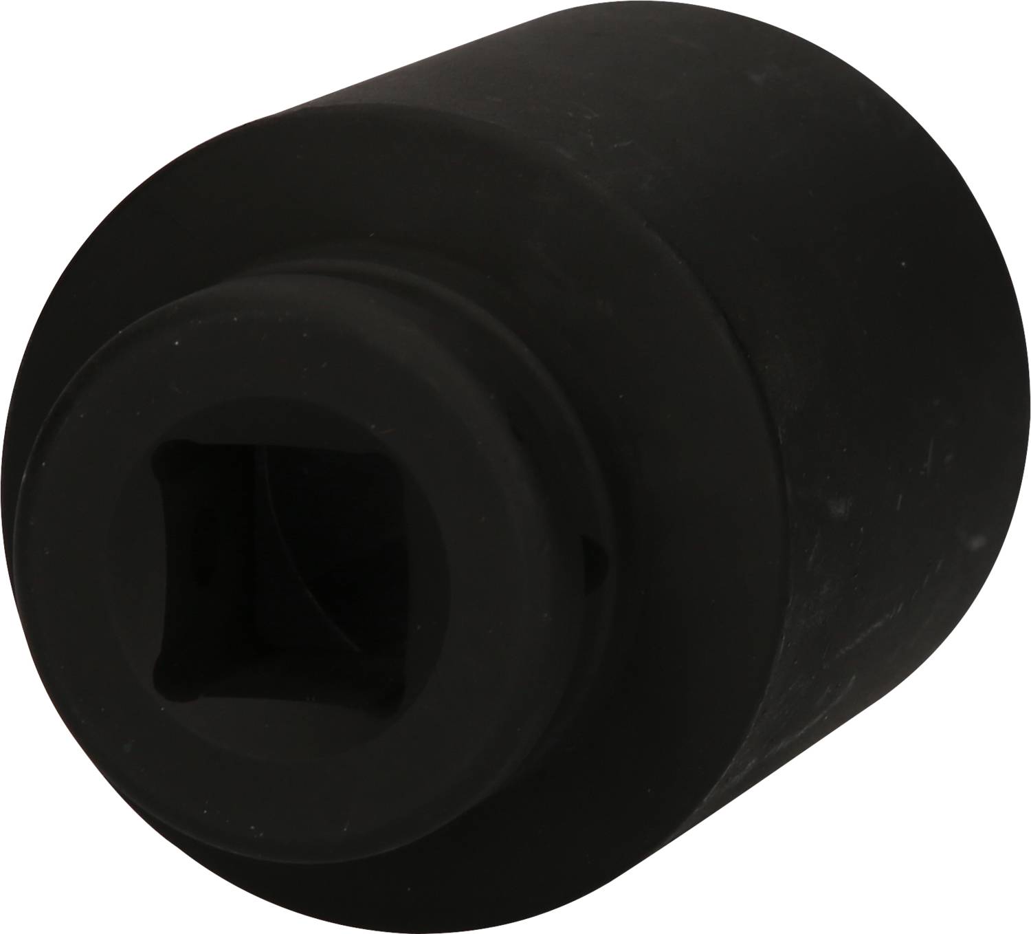 Schwarz glänzender zylindrischer Gegenstand mit einem quadratischen Hohlraum in der Mitte.