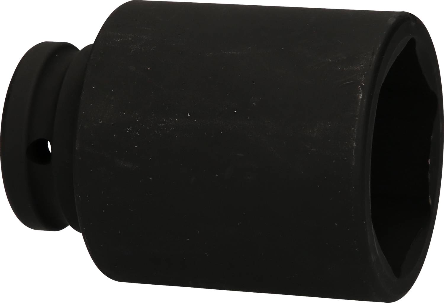 Schwarze, zylindrische Metallhülse mit einem Loch an der Seite. Verwendet vermutlich als Werkzeugaufsatz oder Adapter.