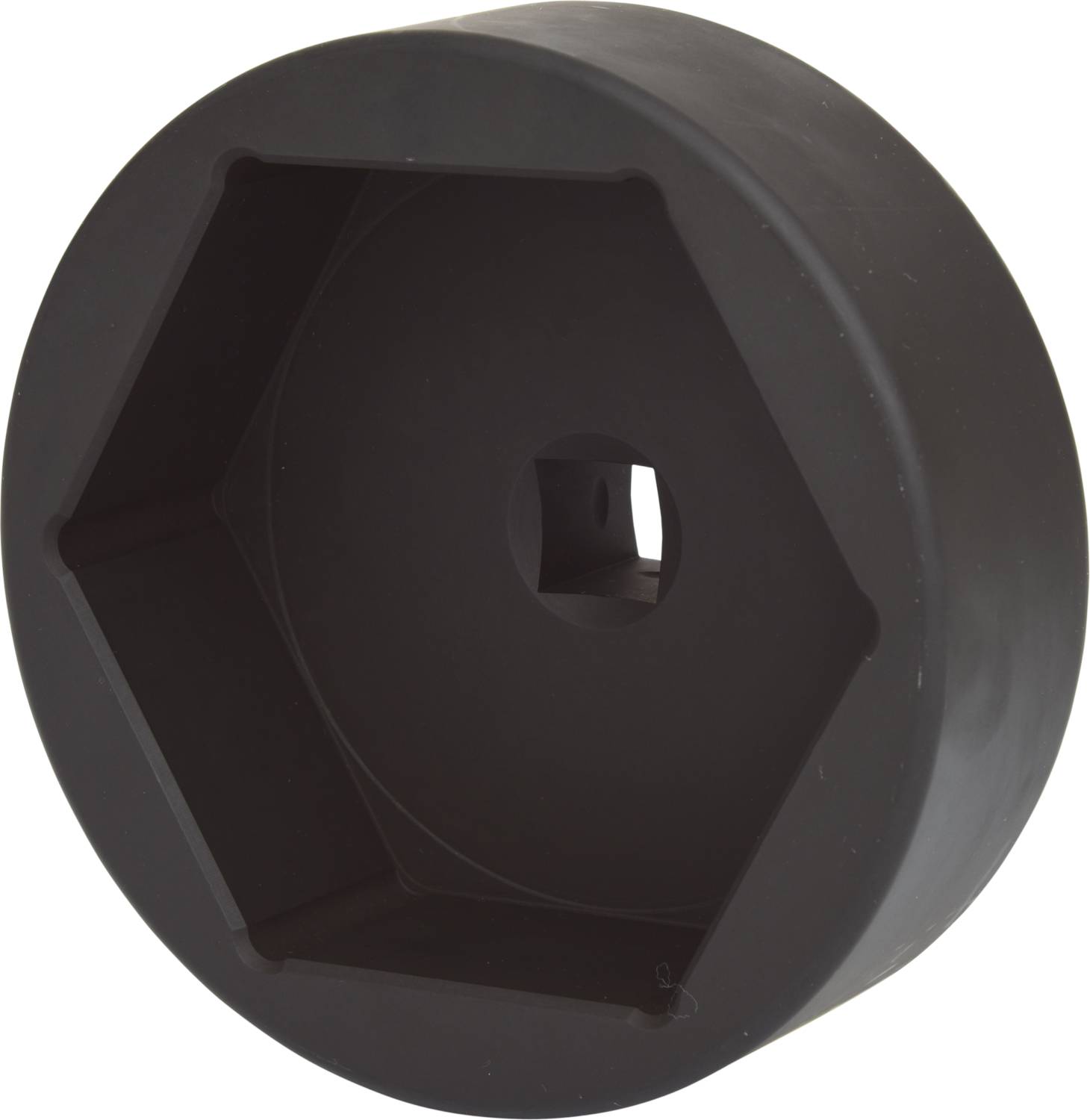 Ein schwarzes, sechseckiges Objekt mit einer quadratischen Vertiefung in der Mitte. Es scheint aus festem Material zu bestehen.