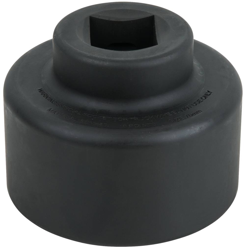 Ein schwarzer, runder Steckschlüsselaufsatz mit quadratischer Öffnung in der Mitte, vermutlich für Schraubarbeiten an Fahrzeugen geeignet.