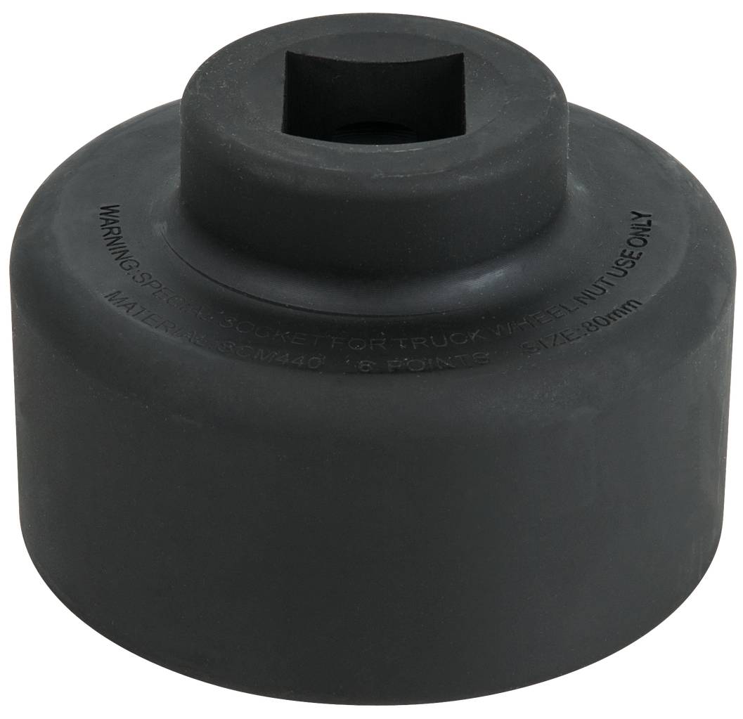 Ein schwarzer, zylindrischer Adapter mit quadratischer Öffnung oben, vermutlich ein Werkzeugteil aus Kunststoff oder Gummi.