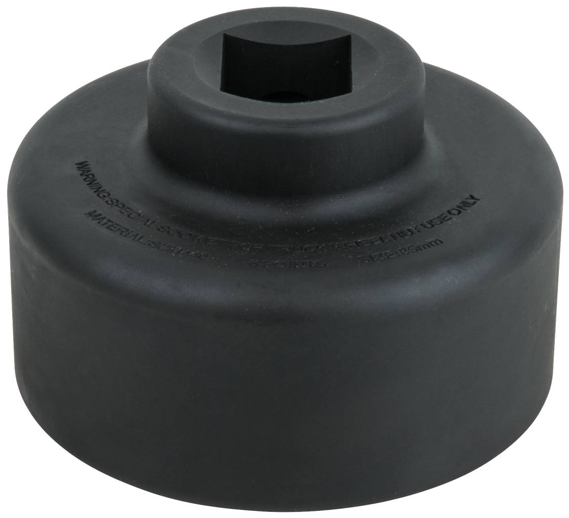 Schwarzes, rundes Werkzeug aus Metall, möglicherweise ein Steckschlüsselaufsatz, auf weißem Hintergrund.