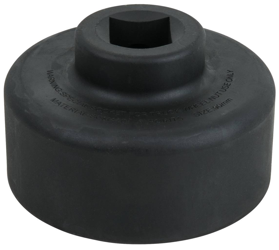 Ein schwarzes, rundes Metallwerkzeug mit einer quadratischen Öffnung in der Mitte, verwendet für professionelle Mechanikanwendungen.