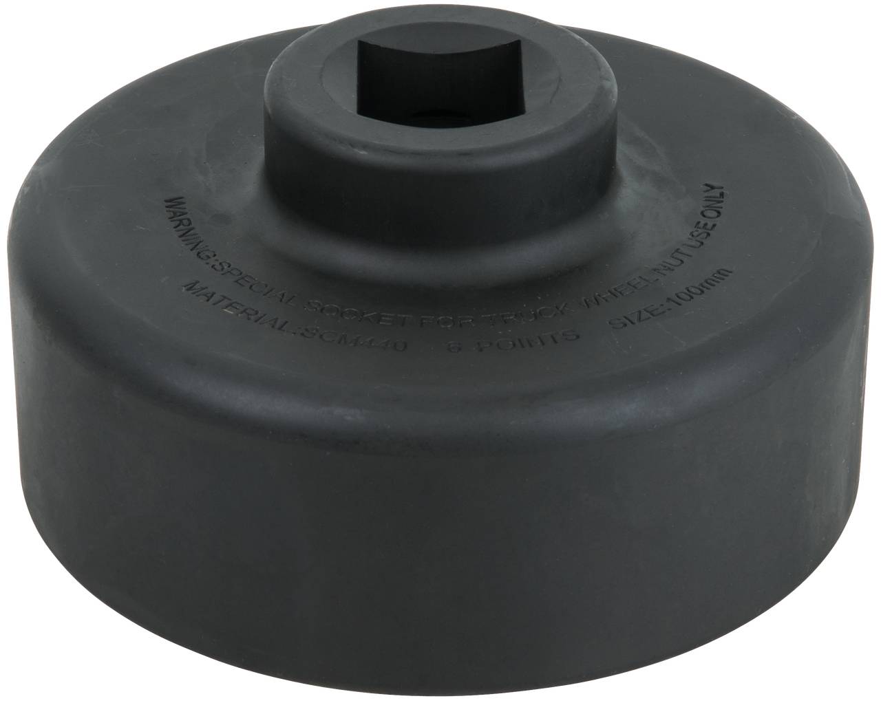 Schwarzes, rundes Werkzeugteil mit quadratischer Vertiefung oben, möglicherweise ein spezieller Steckaufsatz.