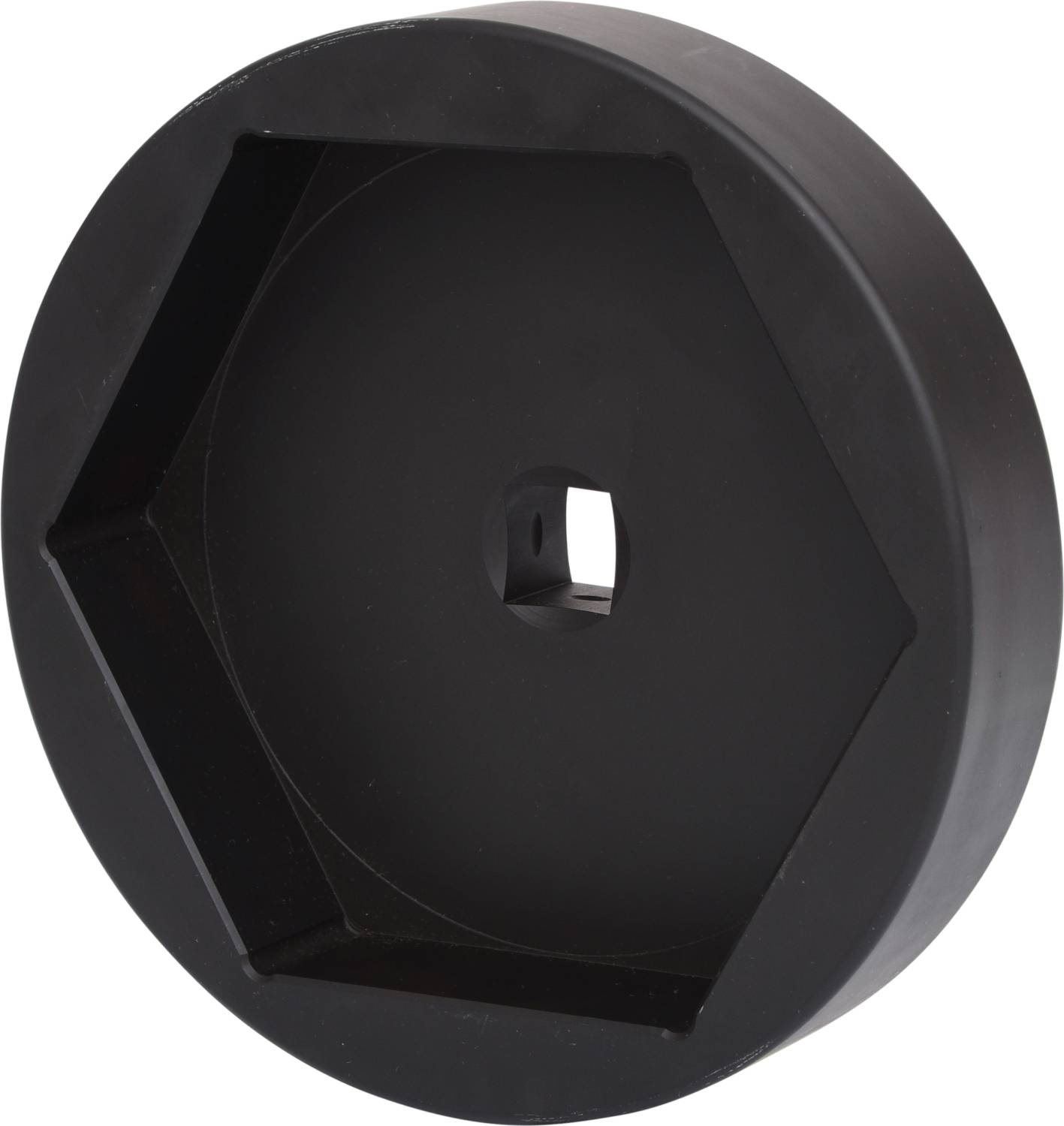 Ein schwarzer, sechseckiger Adapter mit einem quadratischen Loch in der Mitte, vermutlich für mechanische oder Werkzeugeinsätze.