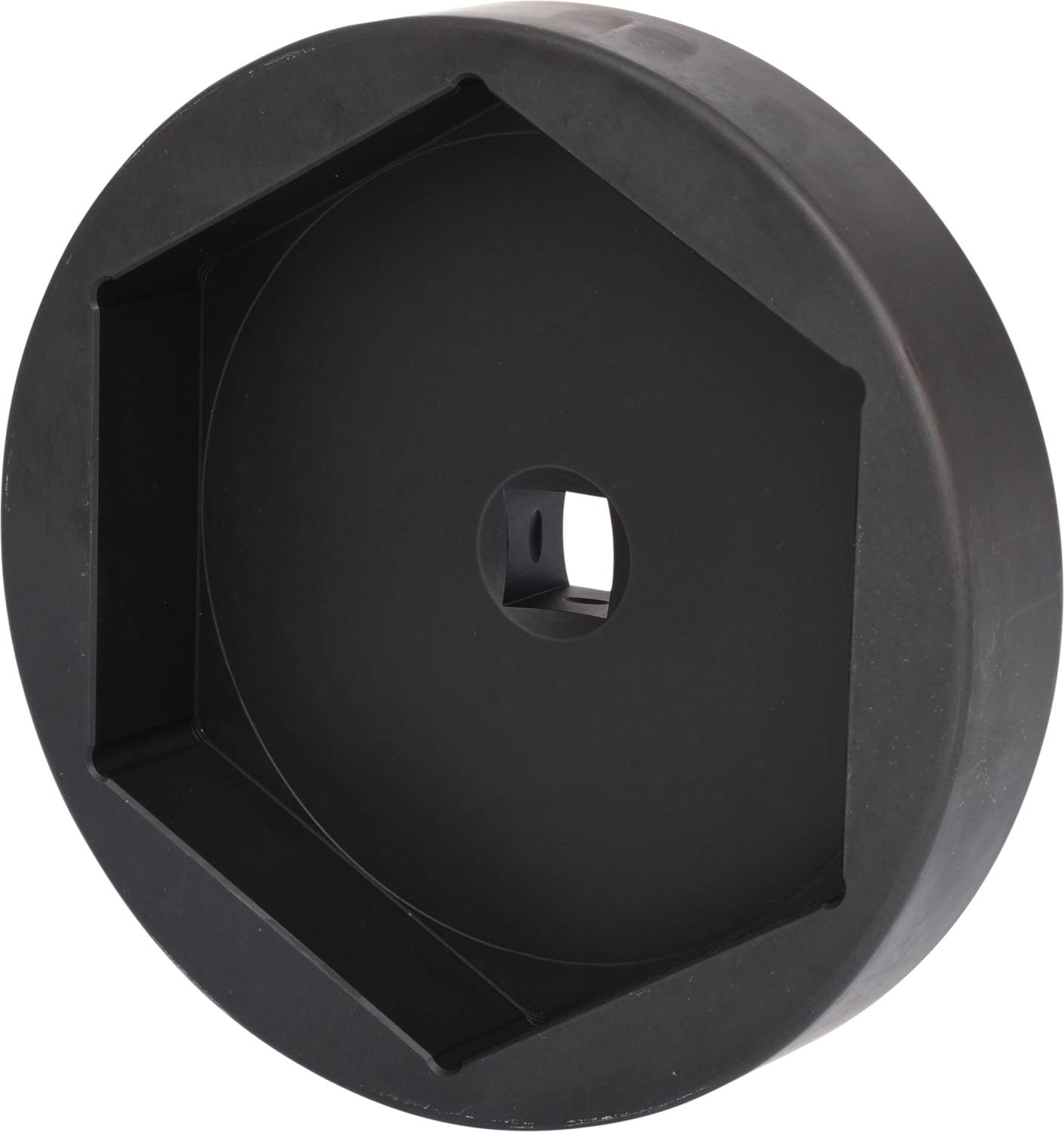 Ein schwarzes sechseckiges Metallteil mit einem zentralen quadratischen Loch, möglicherweise ein Werkzeugaufsatz oder Maschinenteil.