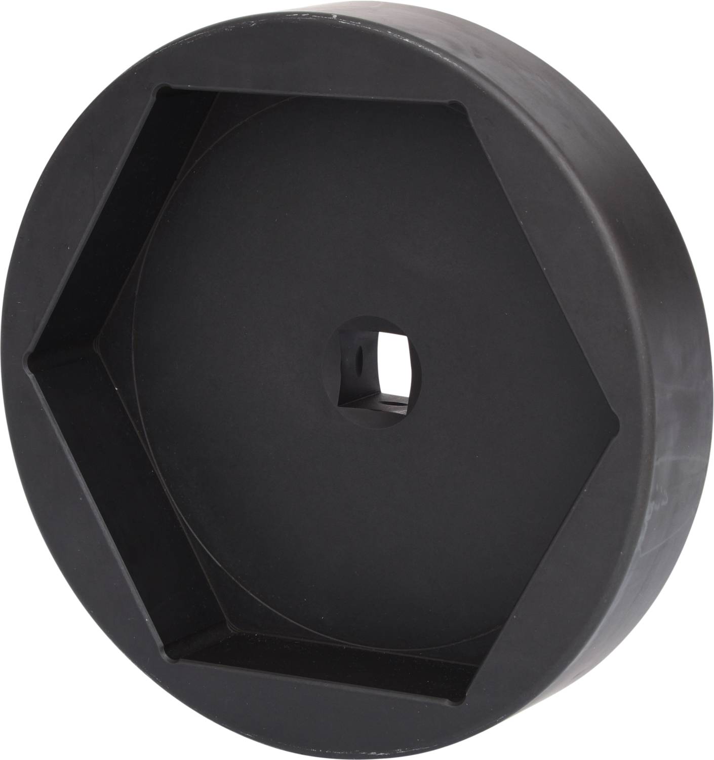Schwarzes, sechseckiges Metallteil mit quadratischem Loch in der Mitte, möglicherweise ein Werkzeug oder mechanisches Bauteil.