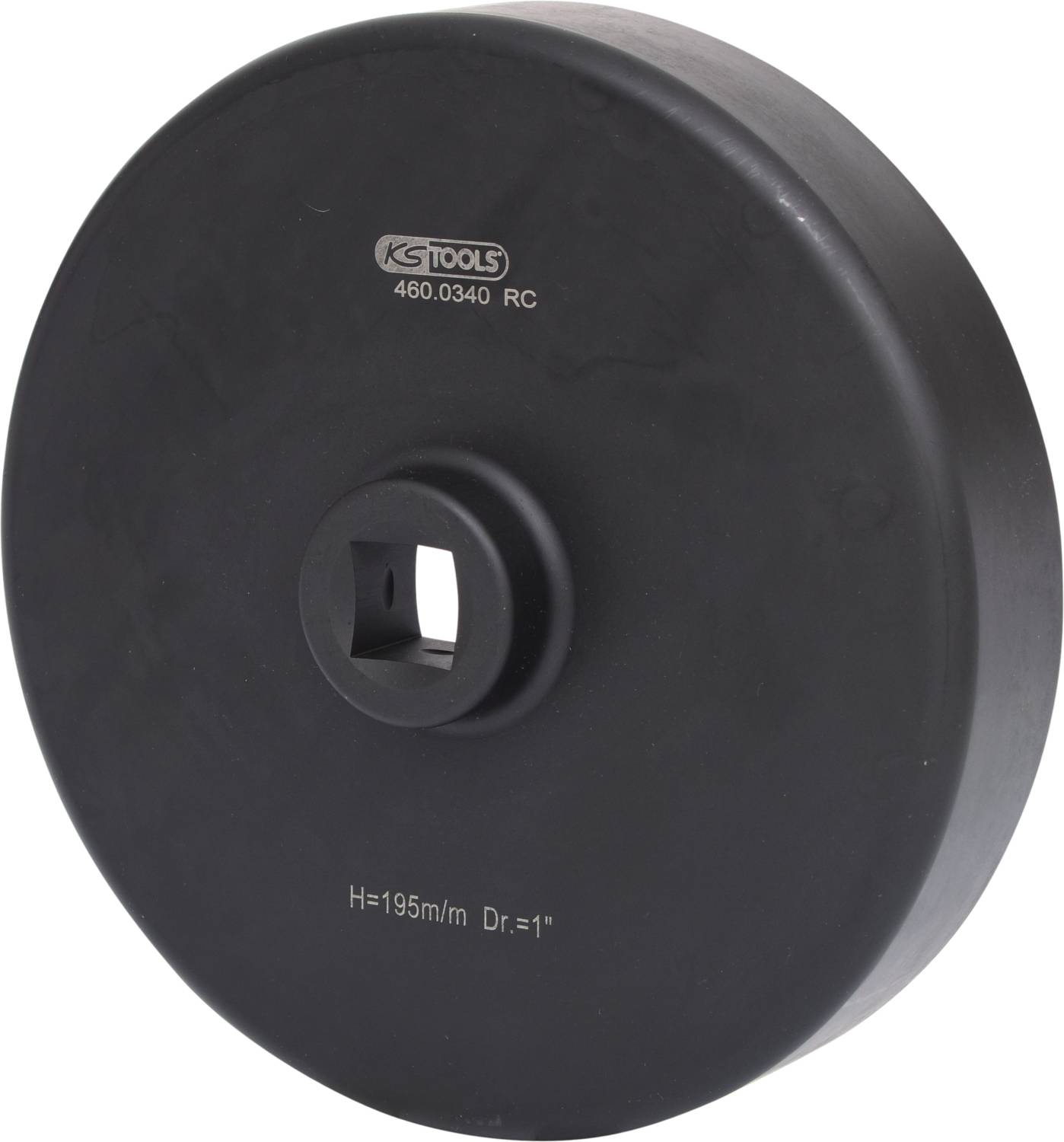 'Großes schwarzes Rundwerkzeug mit zentralem quadratischen Loch und eingeprägter Schrift. Markiert mit 